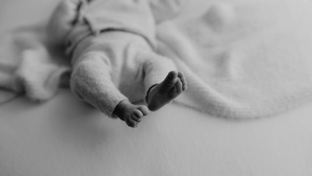 Newborn babies tiny feet